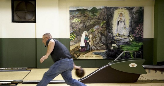 Il segreto custodito dalle chiese americane: bowling nascosti nel seminterrato
