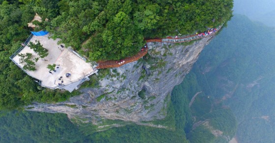 Una passerella in Cina non adatta ai deboli di cuore: circonda una montagna a 1000 metri di altezza