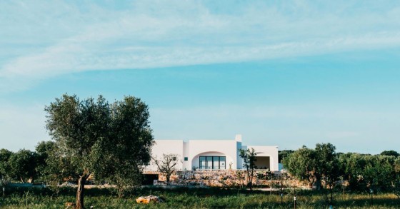 Una spettacolare e moderna masseria ad Ostuni circondata da secolari uliveti