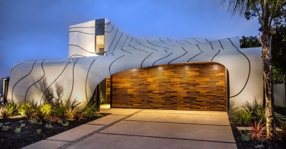 Come un’onda: una casa sulla spiaggia della California che imita l’ondeggiare della marea