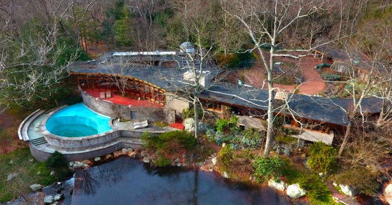 Un gioiello architettonico di Frank Lloyd Wright costruito su una cascata