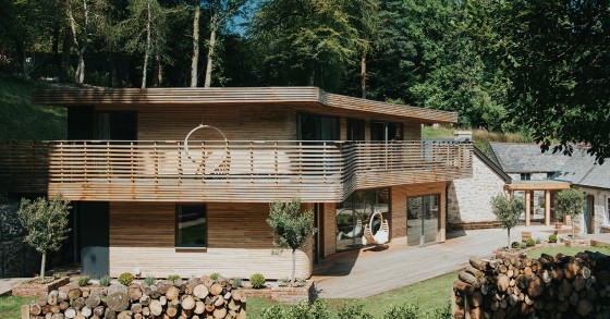 La spettacolare casa di legno che un designer di arredamento ha costruito con le proprie mani