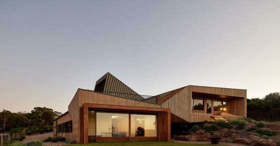 Questa casa contemporanea di legno non è come te la immagini