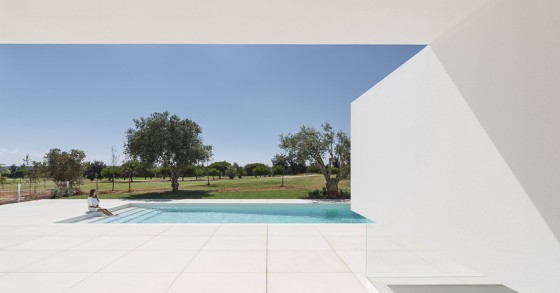 Una spettacolare casa minimalista con cinque terrazze e la piscina