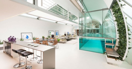 Una spettacolare casa londinese con piscina a vista e soffitto a scomparsa nel salone