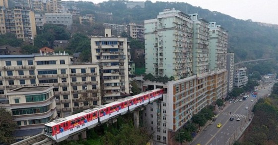 In Cina il treno della metro entra dentro casa (ed effettua una fermata)