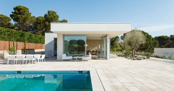 In Spagna una villa di design a 50 metri dalla spiaggia e dalle rovine romane