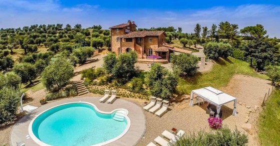 Alla scoperta di un’incantevole villa circondata da uliveti in Toscana