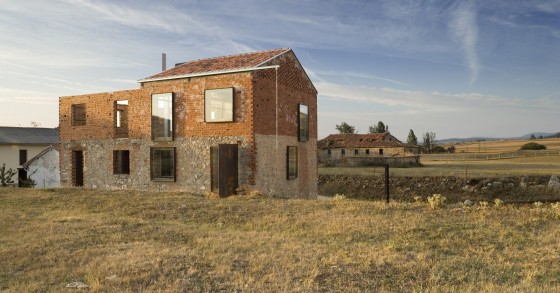 Un fienile in rovina trasformato in una casa di design (Fotogallery)
