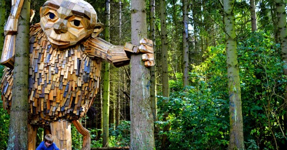 L'artista urbano che riempie le città di giganti di legno riciclato