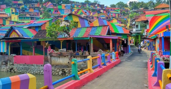Il restyling multicolore di un paesino dell'Indonesia