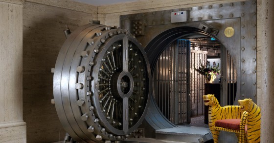 Un'antica banca trasformata in un hotel di lusso e con un bar all'interno della cassaforte