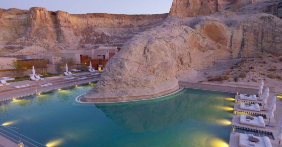 Questa spettacolare piscina è un buon motivo per perdersi nel deserto