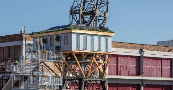 Ecco come trasformare una vecchia gru in un'accogliente casetta con vista mare