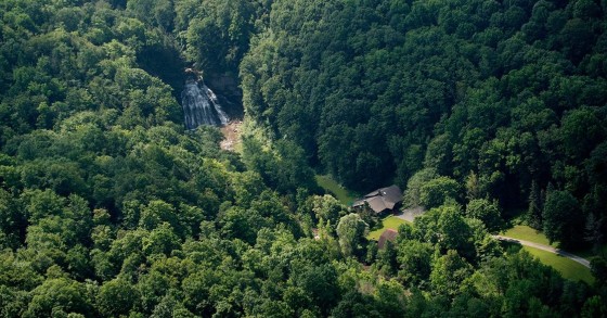 Un rifugio lontano dalla frenetica vita cittadina: una casa di campagna con cascate