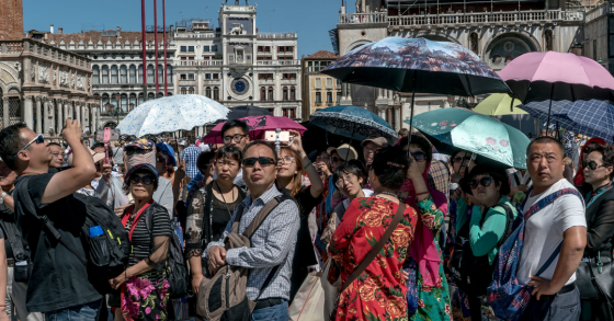 New York Times: Venezia invasa dai turisti rischia di diventare la "Disneyland sul mare"