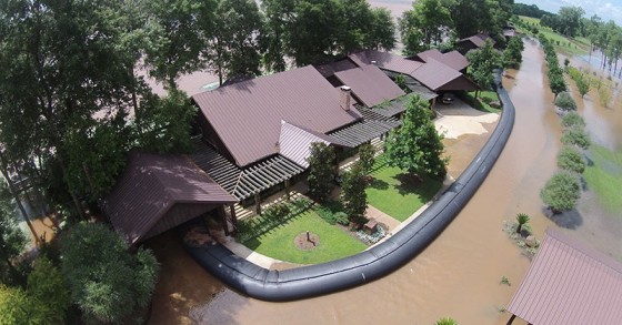 L’Aqua Dam, la trovata che ha salvato una casa dall’alluvione di Houston e che adesso tutti vogliono imitare