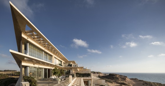 Una spettacolare villa in cemento bianco sulle dune di Israele