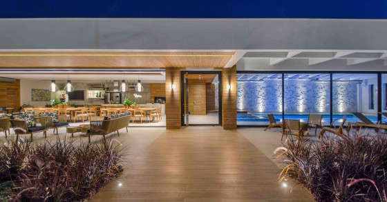 Una casa dove la piscina incontra la cucina