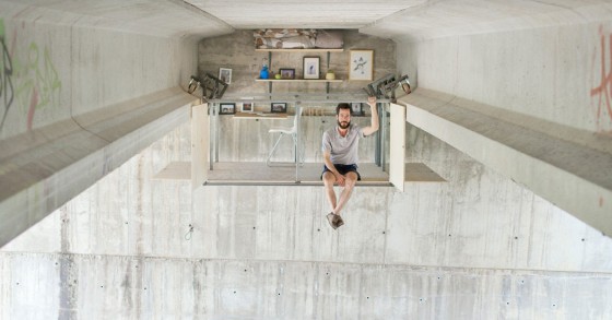 Il designer "pipistrello" che ha creato un incredibile studio sotto un ponte a Valenza