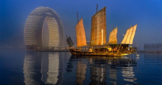 Un gioiello per alcuni e un mostro per gli altri: l'hotel ferro di cavallo in Cina