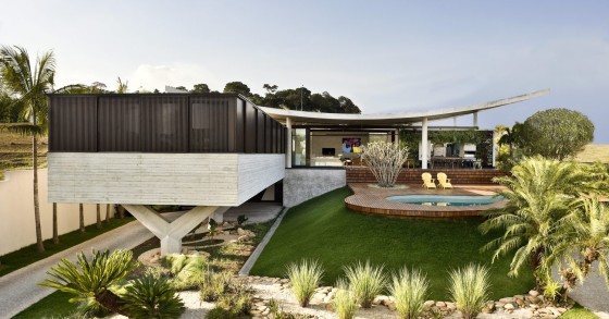Il paradiso degli sportivi: una casa da sogno con piscina, palestra e centro di arrampicata