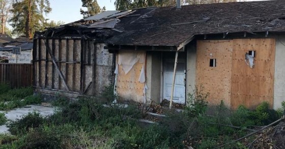 La casa si bruciò due anni fa