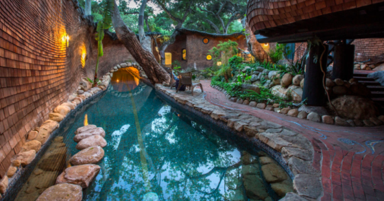 In California un alloggio unico ispirato a Gaudí per vivere nella "pancia della balena"