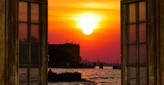 Come proteggere la casa dal caldo in base alla sua esposizione ai raggi del sole