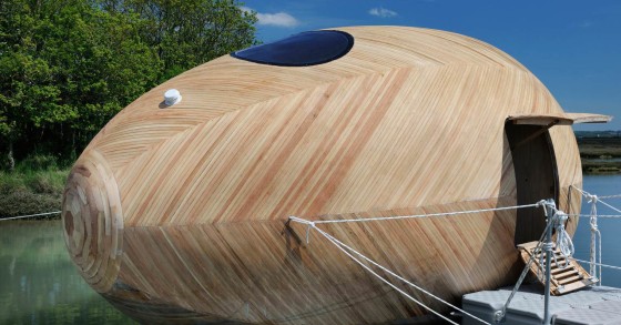 Una casa galleggiante a forma di uovo sulle sponde britanniche