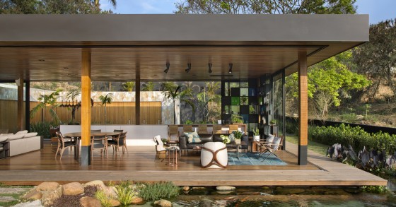 Una casa che si fonde con la natura in Brasile