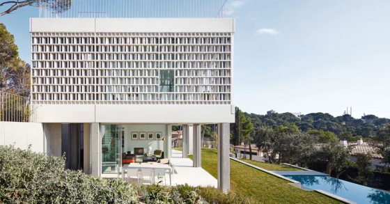 A Barcellona c’è una casa illuminata da un design innovativo