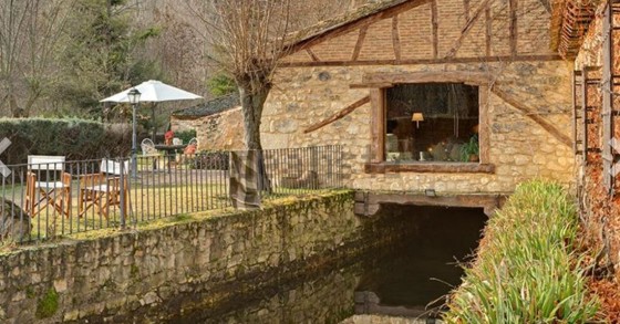 Un vecchio mulino a Segovia trasformato in una spettacolare casa di campagna