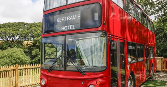 Un bus inglese è stato trasformato in un hotel ispirato ai romanzi di Agatha Christie