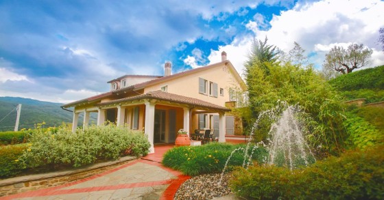 Casa săptămânii are vederi spectaculoase asupra dealurilor din Toscana
