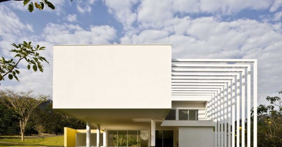Questa lussuosa villa brasiliana è un modello di design minimalista