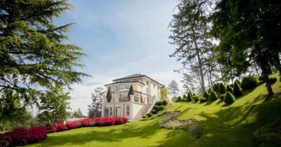 Diese Traumvilla liegt auf einer kleinen Anhöhe