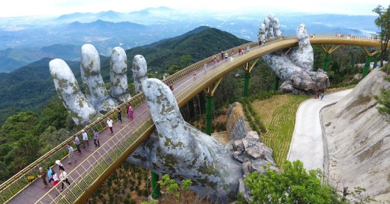 Questo ponte in Vietnam si trova (letteralmente) in "buone mani"