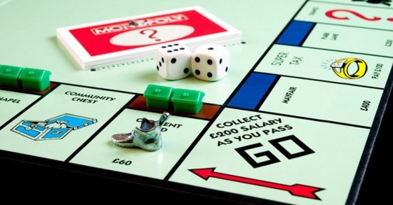 Giocare a Monopoli e imparare a dominare il mercato immobiliare in modo divertente