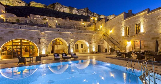 Un hotel turco ricavato in una grotta per immergersi in un’altra dimensione