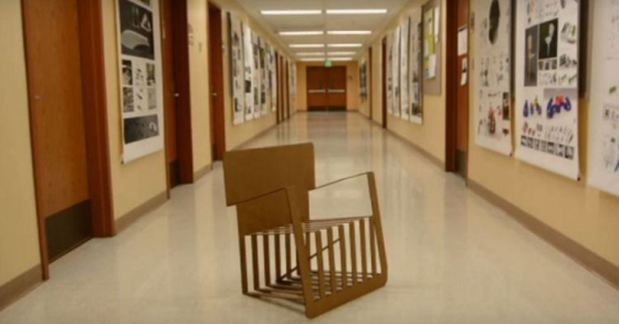 Un tavolo che fa per 5, una sedia portatile e una porta da ping pong, ecco i mobili salvaspazio
