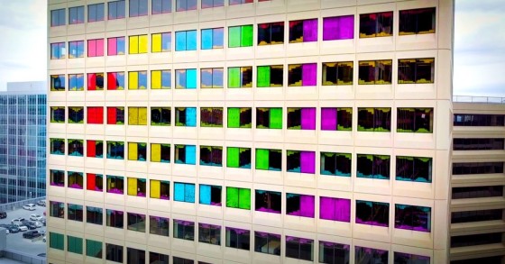 Cincinnati, un murale di post-it con i colori del Pride in ufficio