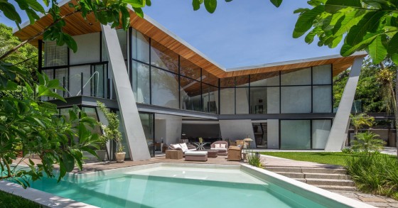 La casa che non ti aspetti: una villa in stile hollywoodiano nella foresta di Tijuca in Brasile