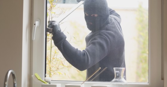 Thief trying to break into a house / Gtres