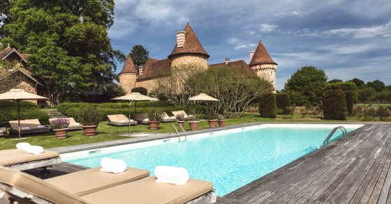 Le Domaine des Etangs, un incredibile castello dentro a un cratere in Francia trasformato in un hotel