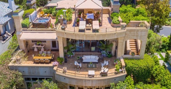 All'asta questa spettacolare villa in California con vista sul Pacifico e 4 piani di lusso sfrenato