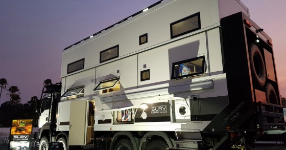 Una famiglia spende oltre un milione per trasformare un camion in una casa su quattro ruote