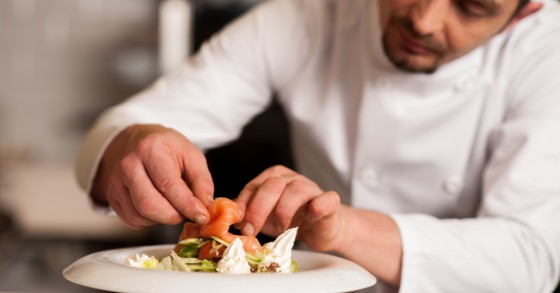 Devi ricevere ospiti in casa e non vuoi cucinare? I consigli per scegliere un buon catering