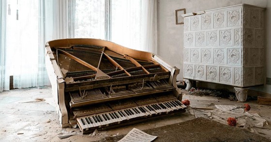 La bellezza dell'abbandono: antichi pianoforti dimenticati in dimore europee