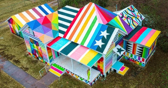 Una casa in rovina negli Stati Uniti trasformata grazie al lavoro di un artista spagnolo